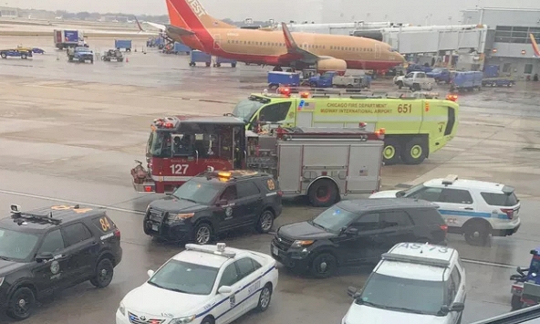 Hành khách rời khỏi máy bay khẩn cấp vì balô bốc khói 