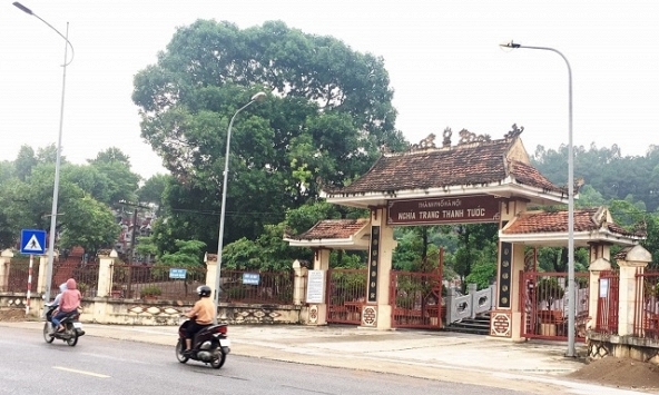 Phụ huynh phản đối mở rộng nghĩa trang, 2000 học sinh tiếp tục nghỉ học