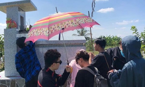 Ngày 20/11, học trò đi 45 km thăm mộ thầy chủ nhiệm vừa qua đời