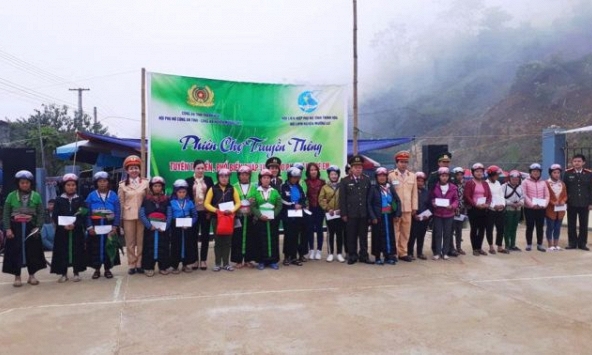 Ra chợ hướng dẫn luật cho chị em vùng cao