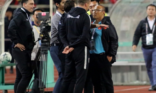 Trợ lý HLV Thái Lan lên tiếng về hành động khiêu khích HLV Park Hang Seo