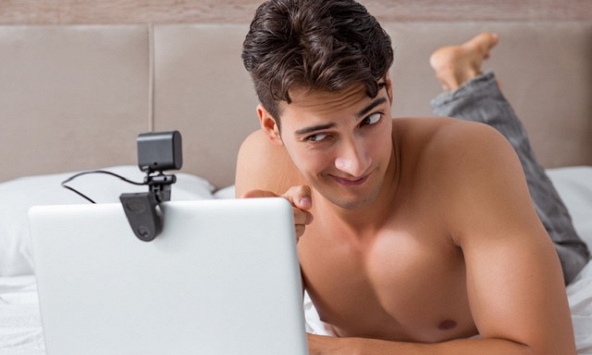 Chiêu ngoại tình mới mẻ và tinh vi nhất hiện nay của đàn ông