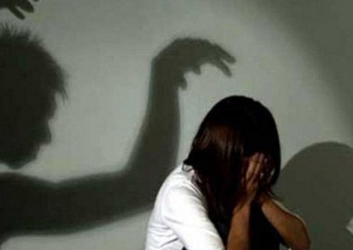 Nhờ bạn hiếp dâm vợ để có cớ ly hôn, luật xử thế nào? 