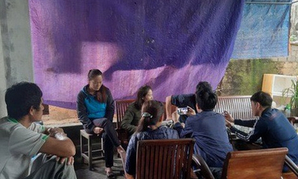 Bà Đỗ Thị Kim Liên hỗ trợ chi phí cho gia đình các nạn nhân đưa thi thể về nước