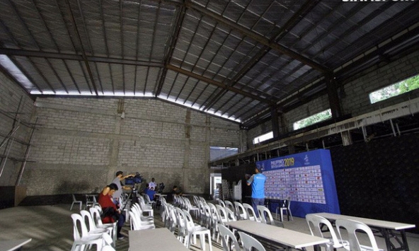 Hoang mang với nơi họp báo trận U22 Thái Lan - U22 Indonesina nhìn như nhà hoang, phóng viên ngồi ghế nhựa