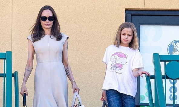  Angelina Jolie đẹp dịu dàng cùng con gái mua sắm Giáng Sinh