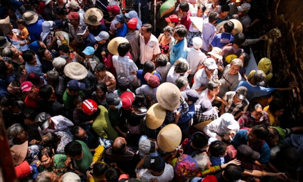 ca sĩ Ngọc Sơn  phát 10 tấn gạo cho người khó khăn trong ngày sinh nhật của mình