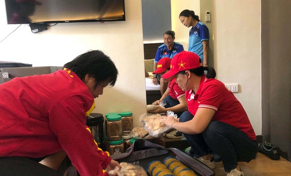 CĐV tiếp tế 60kg thực phẩm,  bữa ăn của đội tuyển nữ Việt Nam được cải thiện