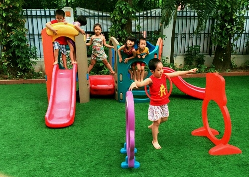 Vụ bé trai tử vong trong trường mầm non là do kẹt đầu ở cầu trượt