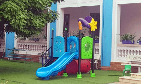 Ba cô giáo phụ trách lớp có học sinh tử vong do kẹt cầu trượt đã bị đình chỉ công tác.