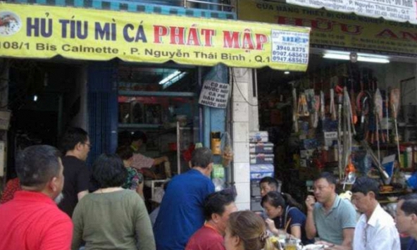 Quán hủ tiếu mì cá 75 tuổi ở Sài Gòn: Phát Mập