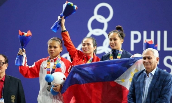 Lực sĩ cử tạ Vương Thị Huyền bật khóc khi  xuất sắc mang về tấm HCV cho Việt Nam