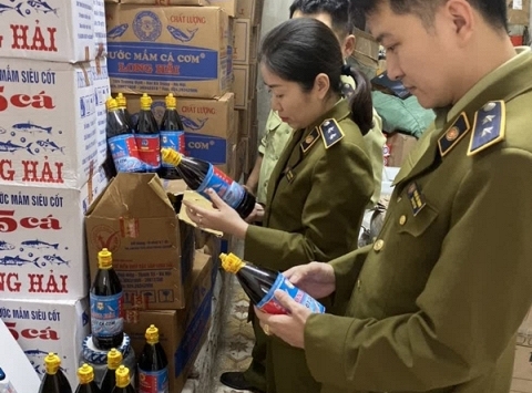 Hơn 3.000 chai nước mắm cá cơm vàng giả bị tiêu hủy