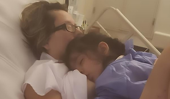 Con kêu đói, người mẹ đang sống thực vật bỗng tỉnh lại kéo áo lên cho con bú