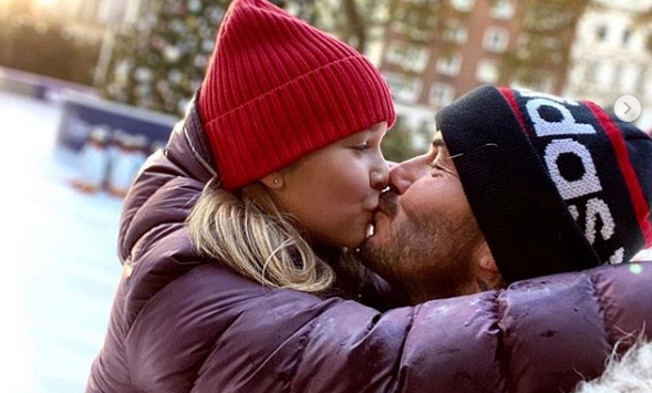 Cư dân mạng tranh cãi khi David Beckham nhiều lần hôn môi con gái