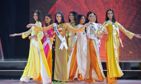 Thí sinh Hoa hậu Hoàn vũ Việt Nam lộng lẫy trong đêm bán kết