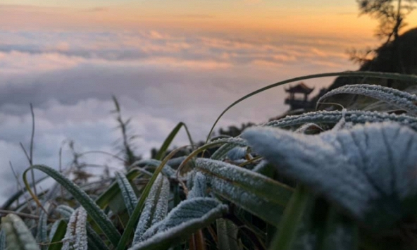 Âm 1 độ, tuyết đầu mùa phủ trắng Fansipan