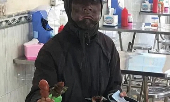 Công an xác minh người đàn ông bôi mặt đen, xin tiền