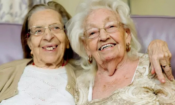 Cặp bạn thân 89 tuổi, rủ nhau cùng vào viện dưỡng lão ở cho vui