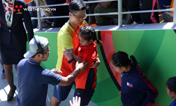 Vận động viên điền kinh Phạm Thị Hồng Lệ phải thở oxy sau khi về đích