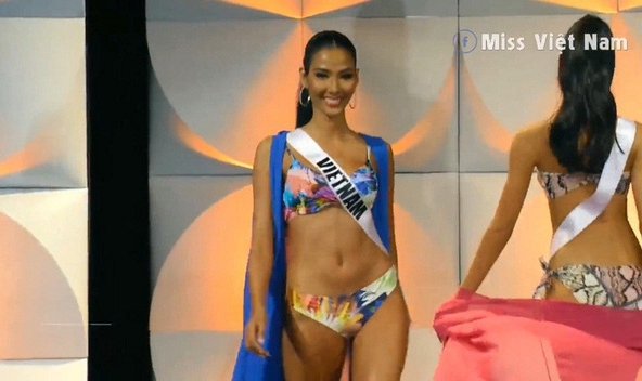 Hoàng Thùy xuất hiện vị trí vedette, hô to hai tiếng 'Việt Nam' tại bán kết Miss Universe 2019