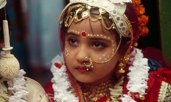 Những hủ tục đáng sợ chà đạp người phụ nữ