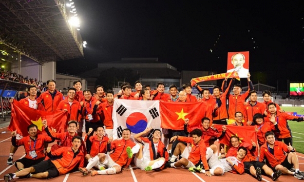 Đội tuyển bóng đá nam và nữ nhận được cơn mưa tiền thưởng lên đến hàng chục tỷ đồng