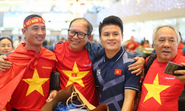 Đội tuyển bóng nam và nữ Việt Nam lên đường về nước