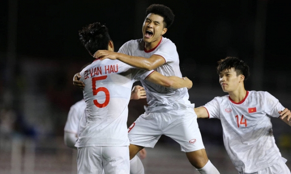 Trọng Hoàng, Văn Hậu và đồng đội liên tiếp nhận lời chúc mừng từ các nhân vật nổi tiếng