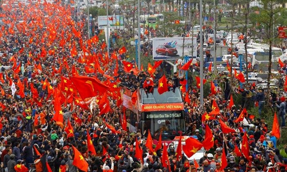 Vietnam Airlines khuyến cáo khách hàng ra sân bay sớm vì sợ tắc đường khi tuyển Việt Nam về nước