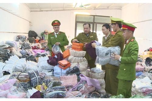 Bắt giữ 7 tấn hàng fake Chanel, Hermes, Nike ...của hot girl bán hàng