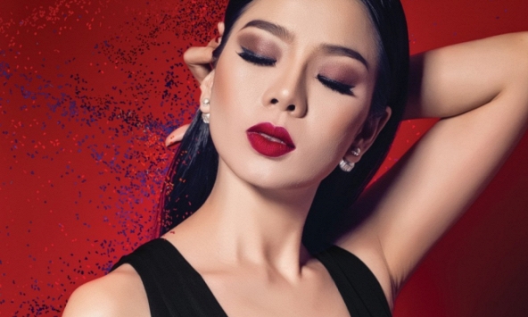 Lệ Quyên dành nguyên dàn ghế VIP, mời đội tuyển bóng đá xem liveshow tiền tỷ