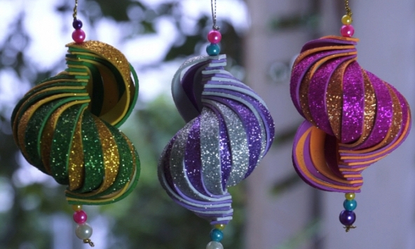 Làm đồ trang trí cây thông Noel lạ mắt với tấm xốp kim tuyến