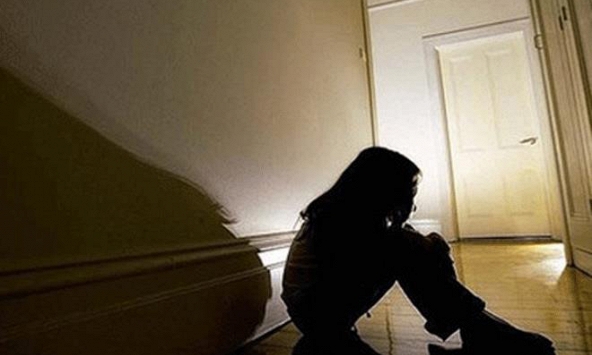 “Yêu râu xanh” dùng kẹo để dụ bé gái rồi hiếp dâm