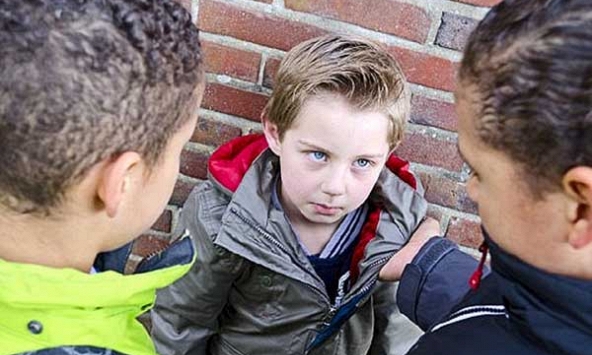 Con bị bắt nạt, cha mẹ phải làm gì?