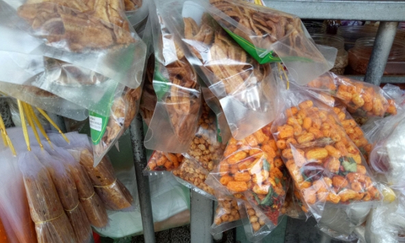 Thức ăn vặt lề đường: Mầm bệnh từ phụ gia, hóa chất