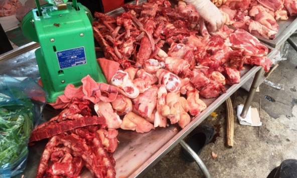 Các gia đình kêu gọi 'đụng lợn' như thời bao cấp để đối phó với tình trạng thịt tăng giá