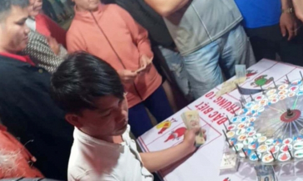 Chợ đêm Đông Hà náo nhiệt trong “đỏ đen”