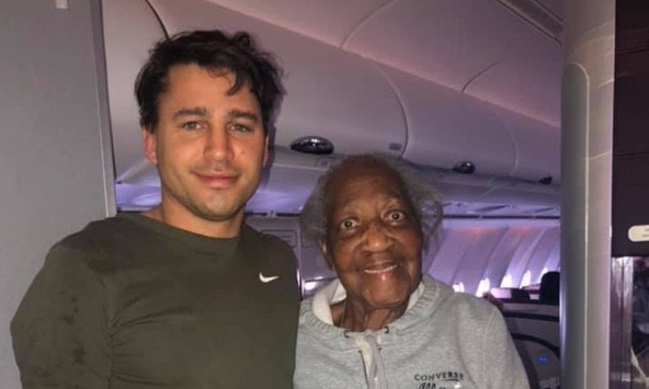 Chàng trai trẻ gây xúc động khi nhường ghế thương gia cho bà cụ 88 tuổi