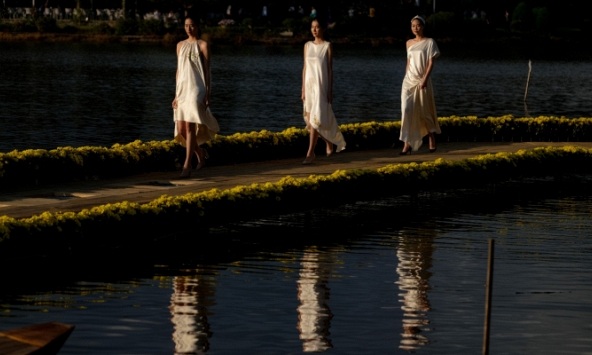 Nhà thiết kế Minh Hạnh mang thổ cẩm, tơ lụa đến Festival hoa Đà Lạt