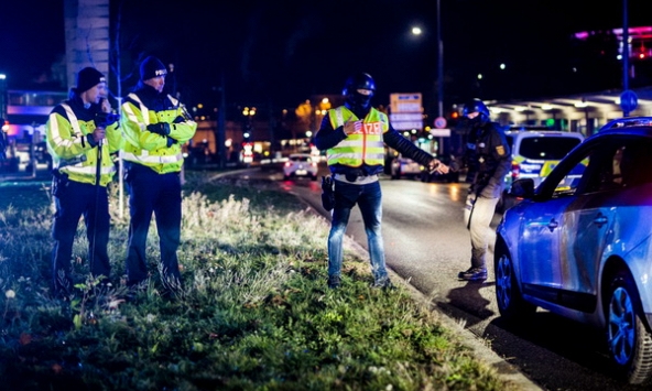 Cảnh sát Đức phát hiện 11 người nhập cư trong xe đông lạnh.