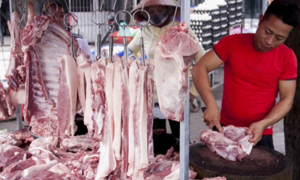 Lo mất mối, tiểu thương bán thịt heo bù lỗ hàng chục triệu đồng để duy trì