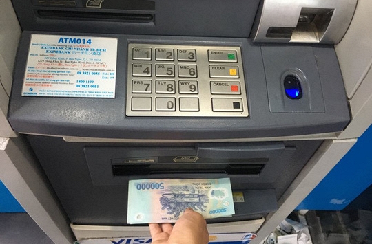 Hàng nghìn giáo viên phải đi chục cây số để rút tiền lương vì cả huyện không có cây ATM nào