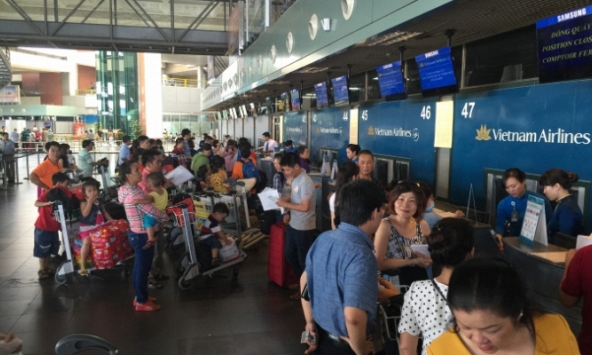 Giá vé quá 'chát', nhiều người chọn bay vòng ra nước ngoài để về quê ăn Tết
