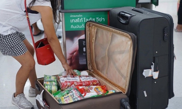 Cấm sử dụng túi nylon, người dân Thái Lan dùng vali, xe kéo, sọt rác... đi mua đồ