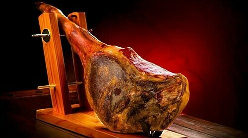 Thực phẩm xông khói ngoại ồ ạt về Việt Nam phục vụ Tết