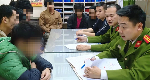 Hà Nội: Công an tạm giữ các đối tượng trả lương cho công nhân bằng ma túy 