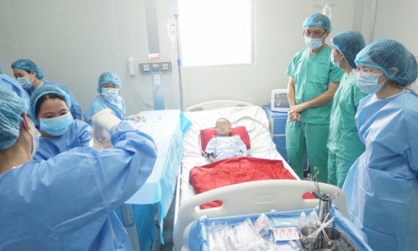 Lần đầu tiên ghép tế bào gốc thành công, chữa khỏi bệnh u nguyên bào thần kinh cho em bé 4 tuổi