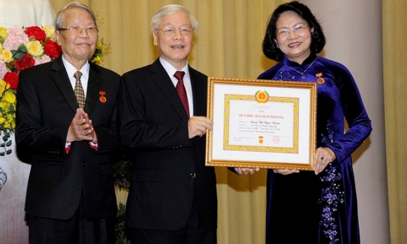  Phó Chủ tịch nước Đặng Thị Ngọc Thịnh được trao tặng Huy hiệu 40 năm tuổi Đảng