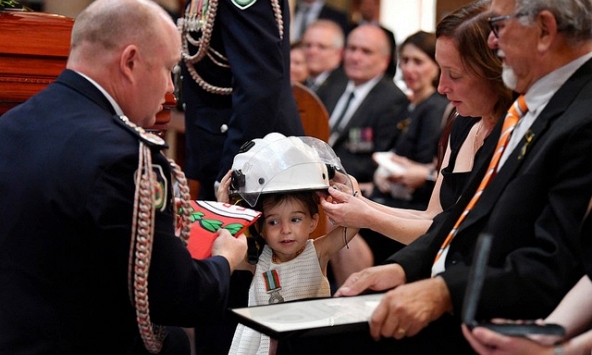 Cô bé vô tư chơi đùa bên linh cữu của cha hy sinh vì cháy rừng ở Úc